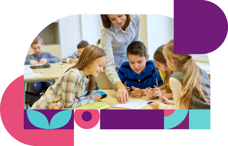 Profesoară ajutând elevii la clasă